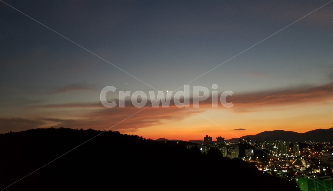 노을,하늘,달,산,풍경,야경,밤,풍경,nightscape,night,landscape,도시,city,한국도시풍경,한국도시경관,korea cityscape,nature,자연,outdoors,옥외,red sky,붉은 하늘,dusk,황혼,dawn,새벽,sunset,일몰,sky