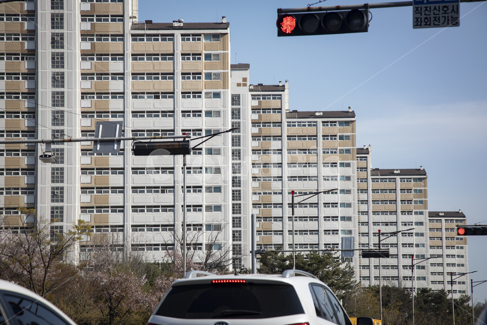 빌딩,건물,아파트,맨션,고층아파트,도시풍경,도시경관,도시,시티,단지,고층빌딩,고층건물,거리,거리풍경,시가지,주택,주택가,주택지,주거,부동산,아파트단지,하늘,푸른하늘,파란하늘,맑음,맑은날씨,쾌청,화창,맑은하늘,건축물,시설,블루,파랑,청색,풍경,경치,창문,산업,도로,배경,신호등,빨간등,정차,승용차,가로수,정지,도시,풍경,city,landscape,한국도시풍경,한국도시경관,korea cityscape