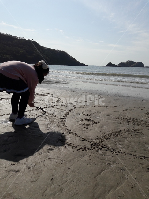 낙서,모래그림,소녀,sandpicture,scribble,doodle,sand,picture,littlegirl,child,coast,drawing,sketch,human,인간,person,사람,shoreline,해안선,water,물,beach,describe,depict