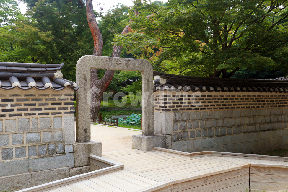 창덕궁,후원,한국의궁,불로문,창덕궁불로문,세계문화유산,문화유산,한국,건축물,건축외관,과거,기와,궁궐,서울,관광,문화재,한국문화재,유형문화재,땅,한국전통,야외,고궁,한국랜드마크,랜드마크,한국관광지,한국명소,돌,나무,하늘,돌기둥,돌담,벽,벽돌