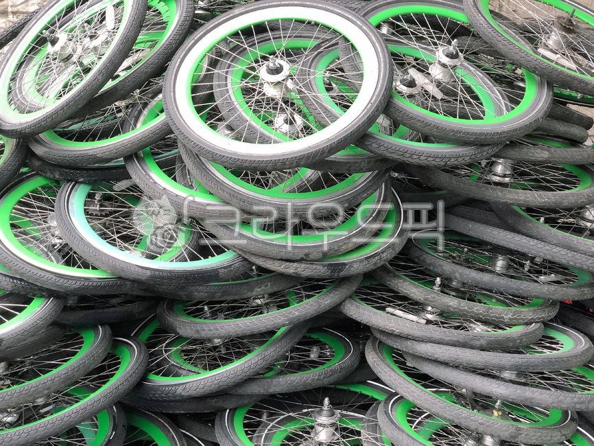 자전거바퀴,자전거,바퀴,바이크,배경,낡은,고장난,폐품,타이어,bicyclewheel,wheel,bike,background,dilapidated,broken,junk,tire