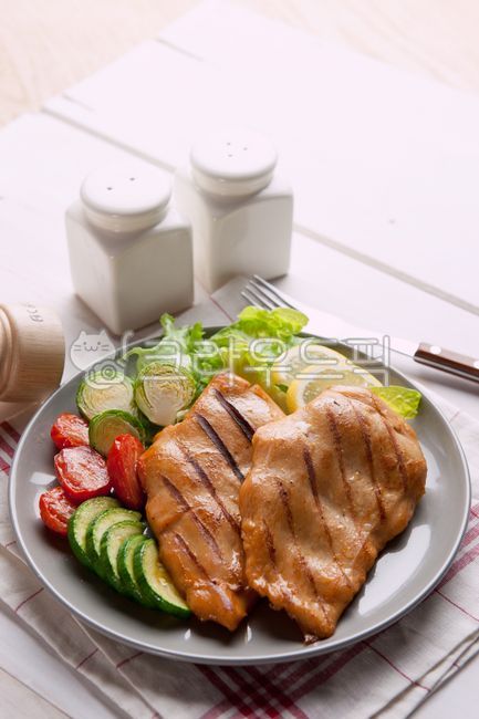 chicken breast,smoked food,salad,vegetable,food