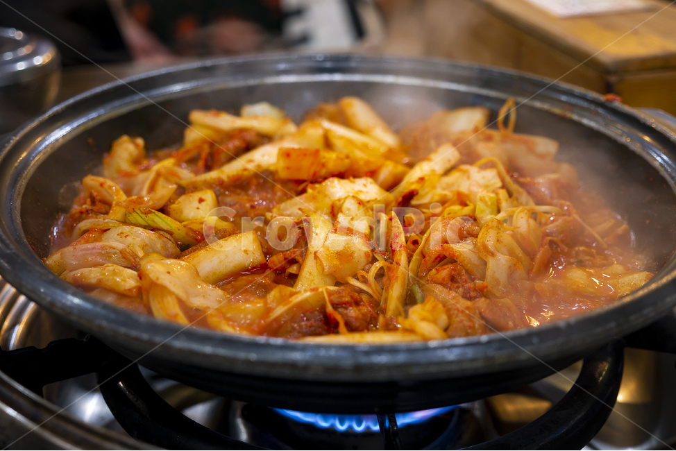 돼지고기,두루치기,김치,한국음식,매콤한,뜨거운,맛있는,돼지,묵은지,한식,고추가루,요리,술안주,파채,음식,식재료,요리,food,cook,meal,dishes,food reserves,한식,한국음식,한국요리,korean food,korean dishes,korean meal,korean cook