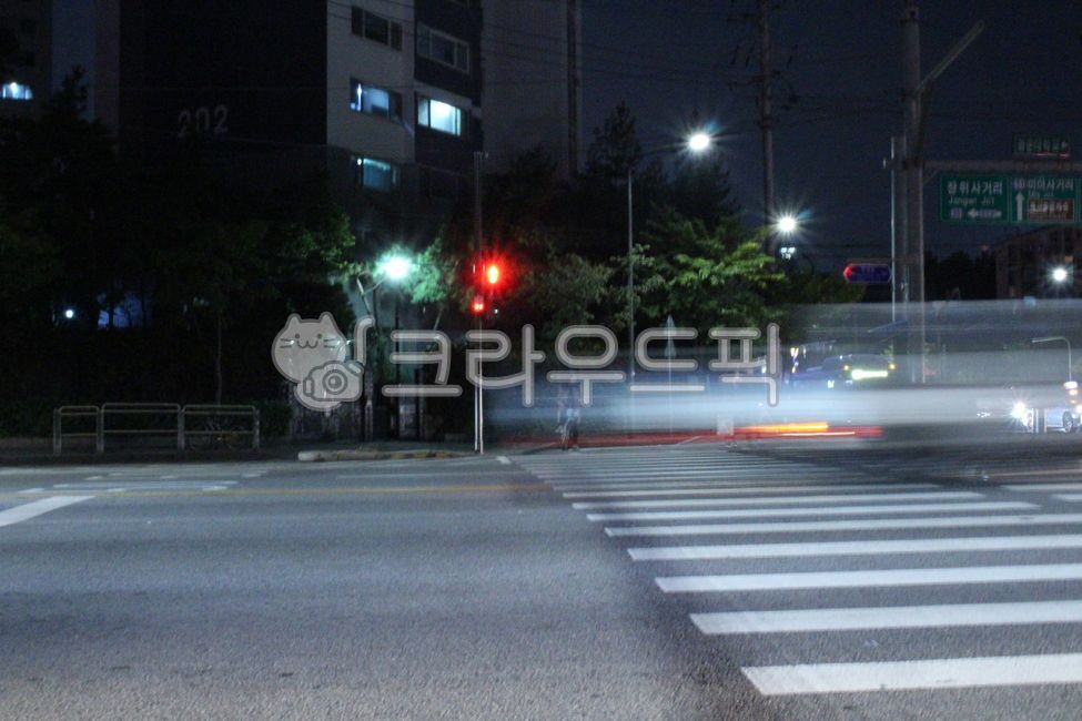 panning shot,crosswalk,road name,asphalt,Traffic Light