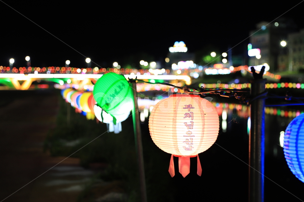 연등,부처님오신날,석가탄신일,야경,축제,밤,야경,밤,풍경,nightscape,night,landscape,종교,신앙,religion,belief,faith,축제,행사,festival,carnival,event,기념일,축하,anniversary,congratulation,celebrate,celebration