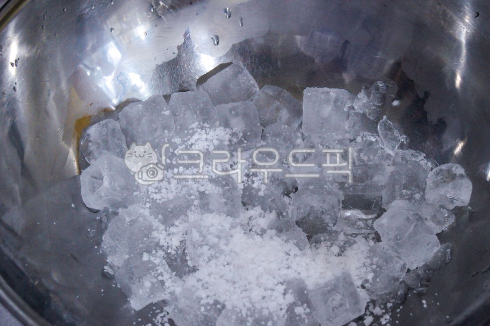 salt,ice,bowl,making ice cream