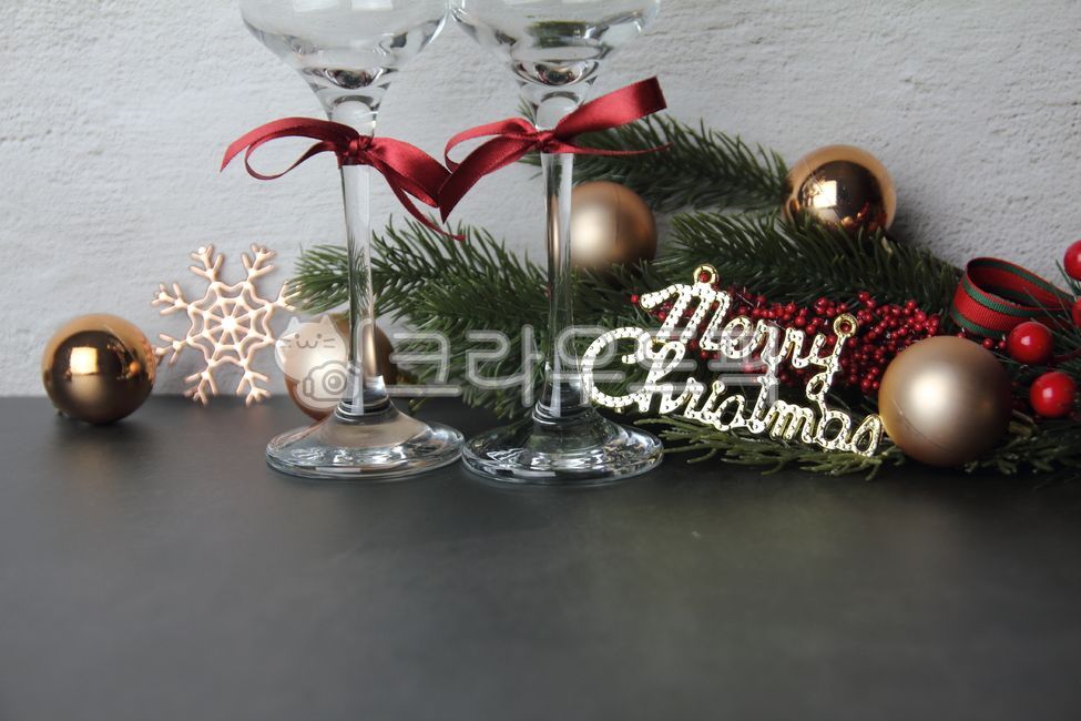 크리스마스,파티,연말,카피공간,배경,와인잔,오너먼트,골드,심플,벽,리본,빨간색,빨강,레드,톤앤톤,glass,유리,공,잔,와인파티,초대,wineglass,와인잔,와인,메리크리스마스,성탄절,merry christmas