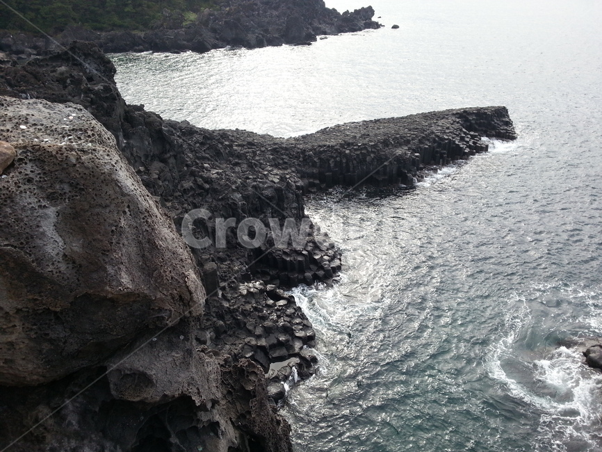 현무암,주상절리,절벽,자연,outdoors,sea,바다,낭떠러지,대양,cliff