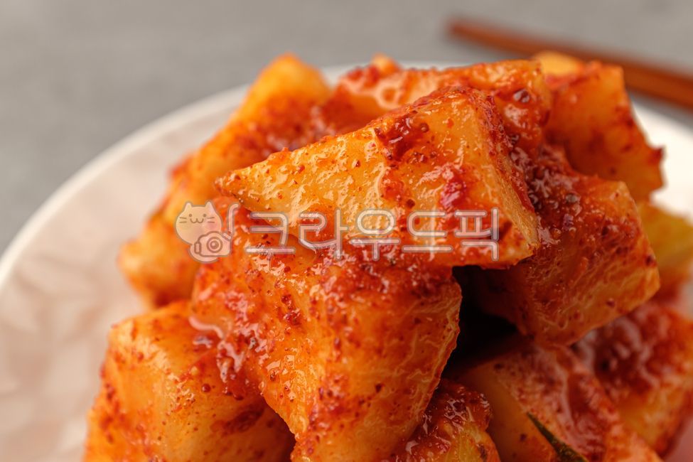 깍두기,무,김치,무김치,채소,야채,채식,양념,한국음식,한국문화,음식,식사,식품,식료품,재료,식재료,음식재료,클로즈업,매콤한,딱딱한,음식,식재료,요리,food,cook,meal,dishes,food reserves