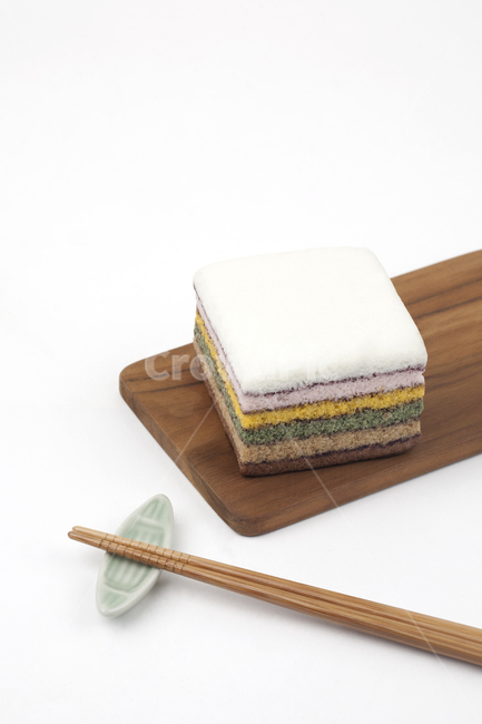 음식,전통,무지개떡,떡,전통음식,한국,흰색,배경,나무젓가락,받침대,우드,트레이,아시아,코리아,명절,흰쌀,백미,설날,푸드,접시,누끼,오브젝트,백설기,흰떡,케이크,떡케이크,멥쌀,무지개색,쌀가루,돌,백일,집다,오리엔탈,청자색,먹다,컨셉,아이디어,원목,나무도마,도마,한국전통,한국문화,korean traditional,korean culture,음식,식재료,요리,food,cook,meal,dishes,food reserves,한식,한국음식,한국요리,korean food,korean dishes,korean meal,korean cook,누끼,remove background