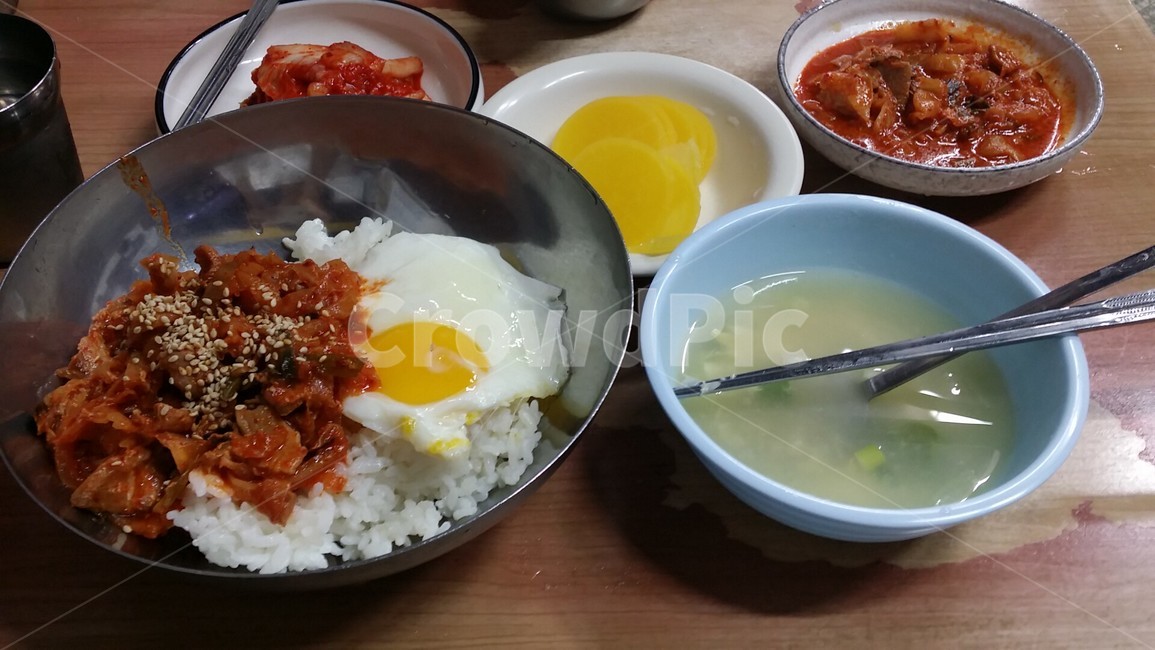 비빔밥,제육덮밥,단무지,국,김치,그릇,수저,젓가락,계란,후라이,계란후라이