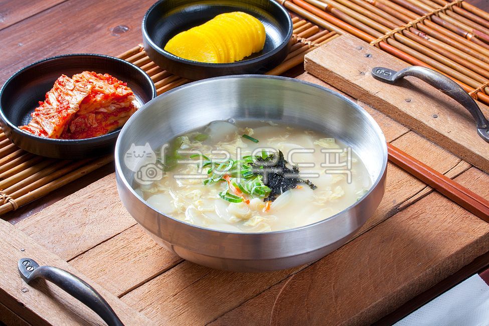 soup,lunch,traditional cuisine,seaweed powder,snack shop,pickled radish,green onion,bowl,rice cake dish,Korean food,home cooking,nutritious food,cooking,Korean restaurant,delicacy,kimchi,Rice cake,barley rice cake,rice cake dumpling soup,Korean cuisine,re