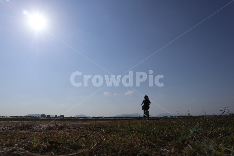 자전거,human,person,사람,ground,하늘,빛,뒷모습,bike,공원,grass,green