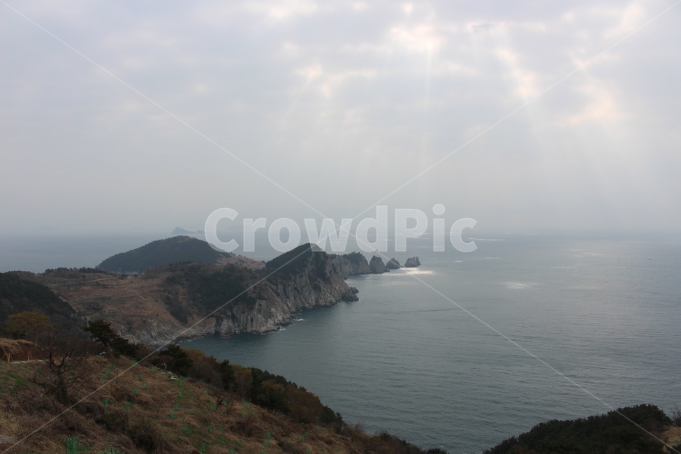 빛내림,바다,섬,하늘,구름,빛,자연,mountain,island,light,sea,ocean,외로운,외로움,자연,풍경,nature,landscape,land,땅,outdoors,옥외,shoreline,해안선,water,물,대양,promontory,곶,coast,연안