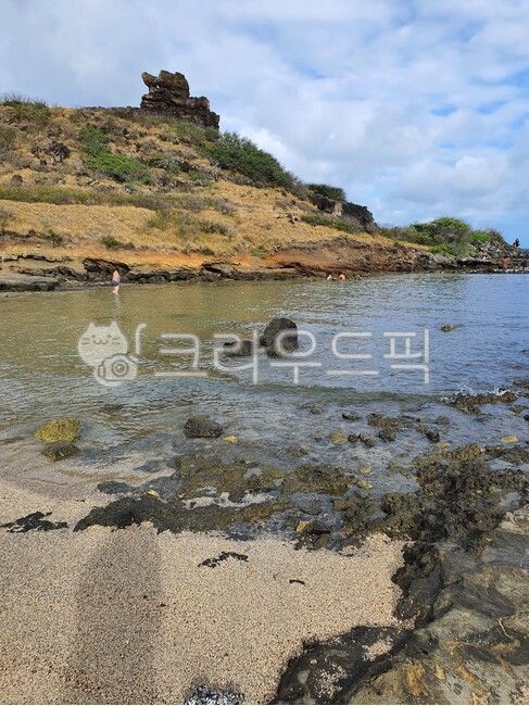 sky,shadow,Hawaii,soil,sea,stone,gravel,cloud,rock,sand,mountain,Hawaii Kai,road,grass,cocoa day,debris,ground,weed,river,Hawaiian suburbs,dirt road