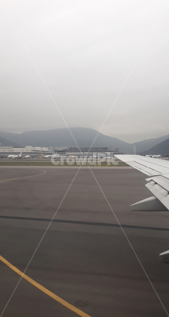실외,야외,먼산,산,아스팔트,라인,공항,활주로,비행장,교통수단,교통,날개,비행기,비행기날개,도로,길,풍경,하늘,낮,흐린,구름낀
