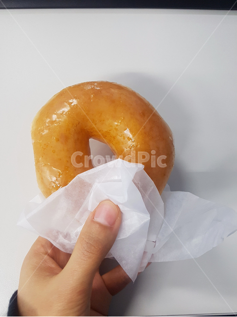 도넛,음식,먹던중,식사,간식,간식음식,간식사진,음식사진,칼로리,도넛사진,동그라미,도넛구멍,손,사람손,설탕,빵,빵사진,컨셉,컨셉사진,글레이즈도넛,설탕도넛,시럽,글레이즈,윤기,반짝임,달콤한,달달한,단음식,단음식사진,건강,다이어트,종이,종이사진,도넛종이,기름종이,손톱,손가락,손가락사진,엄지손가락,엄지손톱,밀가루,밀가루간식,밀가루음식,홈베이킹,베이킹,음식,식재료,요리,food,cook,meal,dishes,food reserves,빵,bread,디저트,간식,후식,dessert,snack