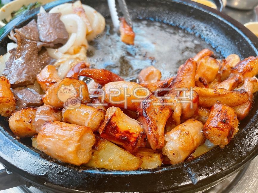stone tablet,Grilled beef,small parts,beef tripe,onion,Somakchang,beef,cow,Grilled on a stone plate,Grilled Daechang,small appendage,Makchang,potato,Somodeum,ingredients,Grilled Potatoes,cooking,heartache,roast,Grilled Soyeomtong,Grilled Makchang,Gopchang