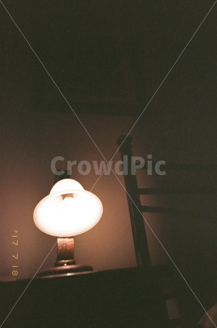 필름,필름사진,크로아티아,로빈,빛,스탠드,침대,숙소,방,휴식,film,filmcamera,croatia,rovinj,light,journey,유럽,감성,sensible,feeling,인테리어,실내디자인,interior design