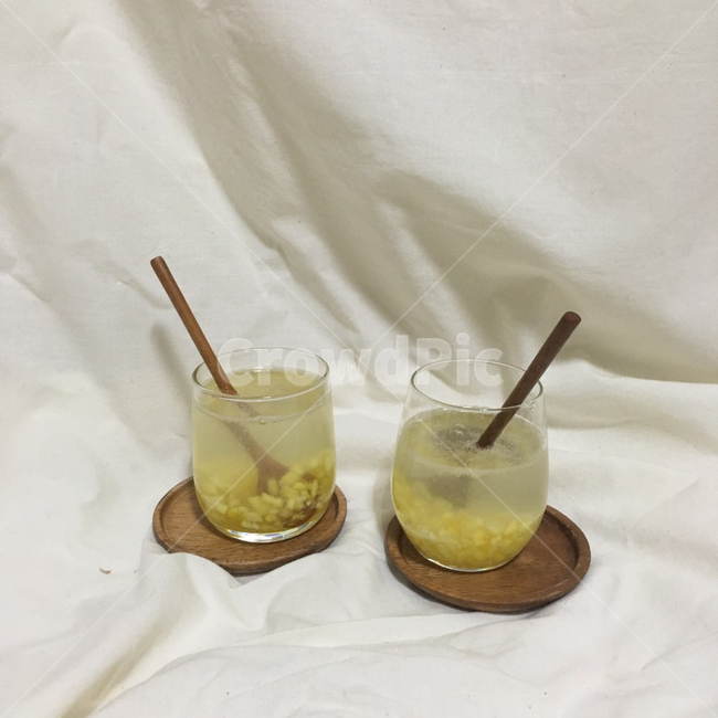 홈카페,유리컵,원목,음료,파인애플청,음료수,drink,beverage