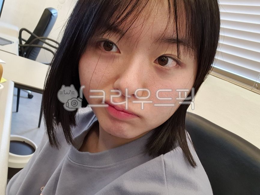 셀카,흑발,selfie,소녀,tomboy,bobhair,한국인,동양인,사람,인물,female,girl,학생,청소년,이목구비,얼굴,미소,smile,여자,셀프카메라,팔자주름,웃음