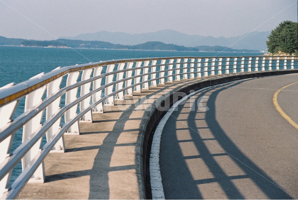 난간,난간그림자,남해도로,도로그림자,푸른바다,그림자,driveroad,비어있는길,쓸쓸함,자연,풍경,nature,landscape