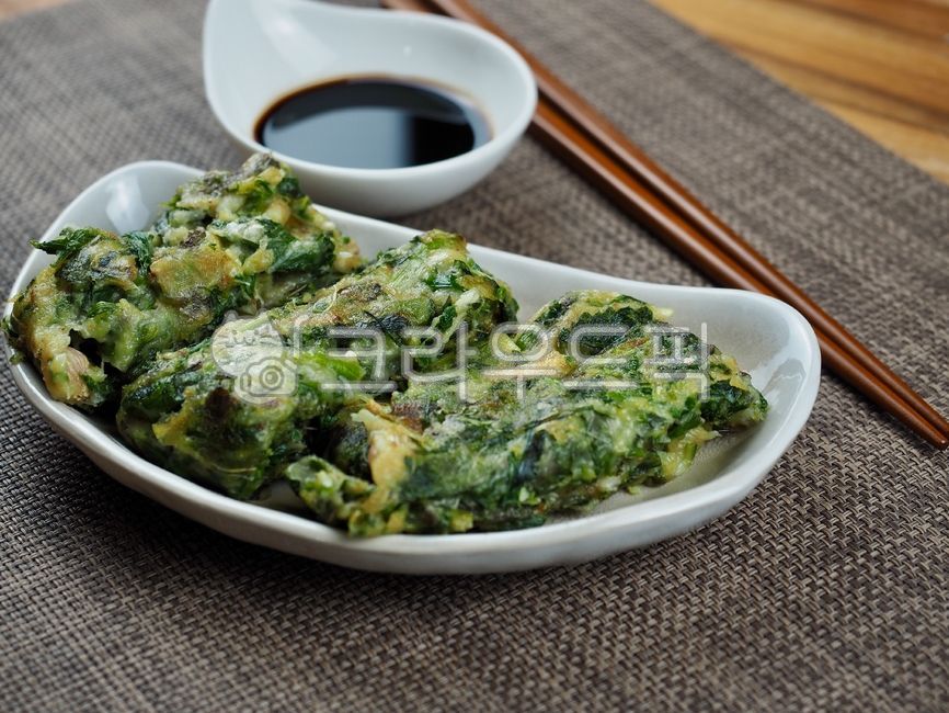 나물,나물부침개,간장,한식,부침개,파전,채소부침개,한국음식,음식,요리,채소,혼합,koreanpancake,pajeon,koreanfood,food,cooking,vegetable