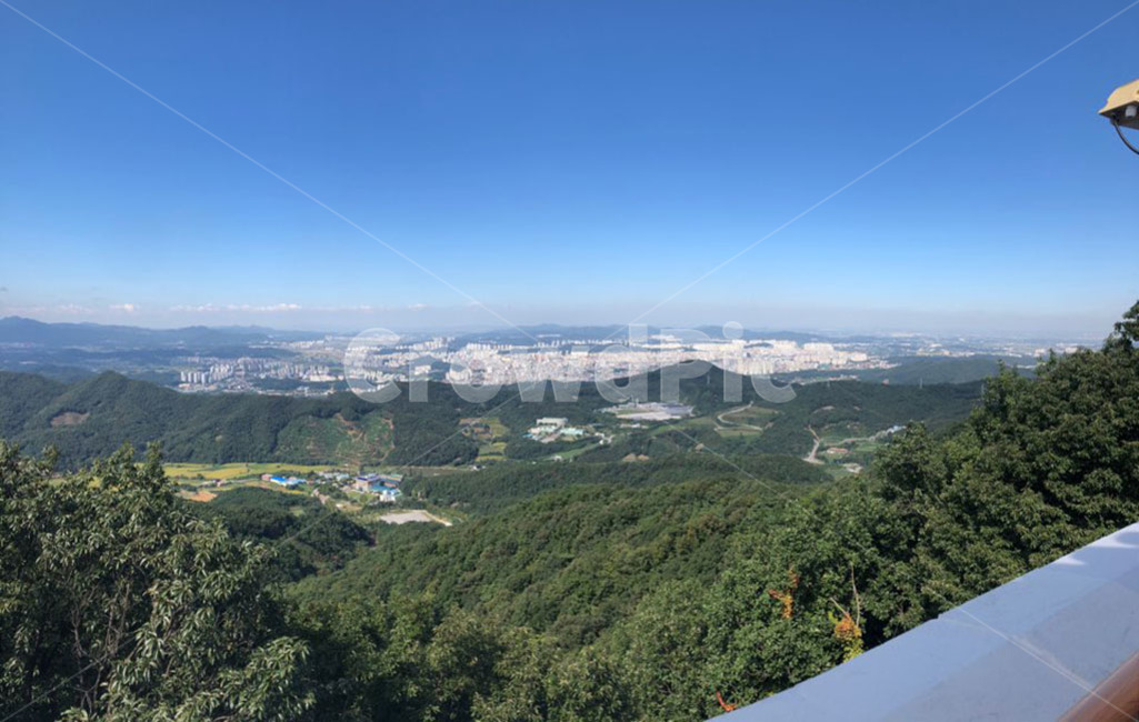등산,산,정상,파란하늘,그라데이션하늘,하얀색,하늘색,도시,상쾌함,아름다움,푸르다,초록색,연두색,파릇파릇,나무,숲,초록색숲,푸른숲,푸른색하늘,맑은하늘,파란색하늘,건강한숲