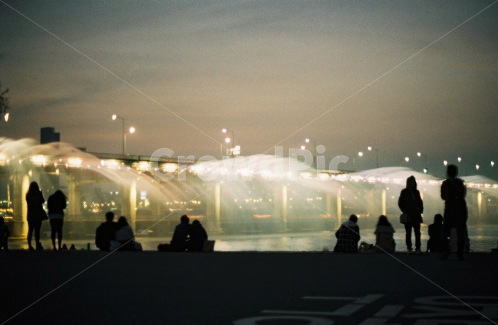 한강야경,서울야경,반포대교,무지개분수,분수,열대야,야경,밤,풍경,nightscape,night,landscape,사람들,대중,군중,other people,crowd,인물실루엣,사람실루엣,character silhouette,human silhouette,person,사람,human,인간,water,물