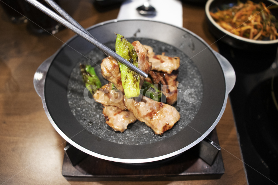 meal,식사,dish,요리,food,음식,고기집,식당,음식점,한식,돼지고기,삼겹살,그린빈,고기,돼지,익힌돼지고기,철판,음식,식재료,요리,food,cook,meal,dishes,food reserves