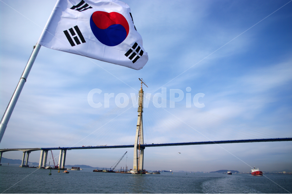 태극기,인천대교,대교,바다,sea,서해,푸른,하늘,도시,인천,한국,bridge,건축물,건물외관,exterior,building,structure,architecture,construction
