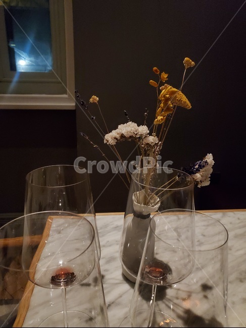 glass,유리,goblet,고블릿,와인,글라스,글래스,화병,꽃,식물,레드,크리스탈,크리스털,창문,테이블,대리석,남음,남은