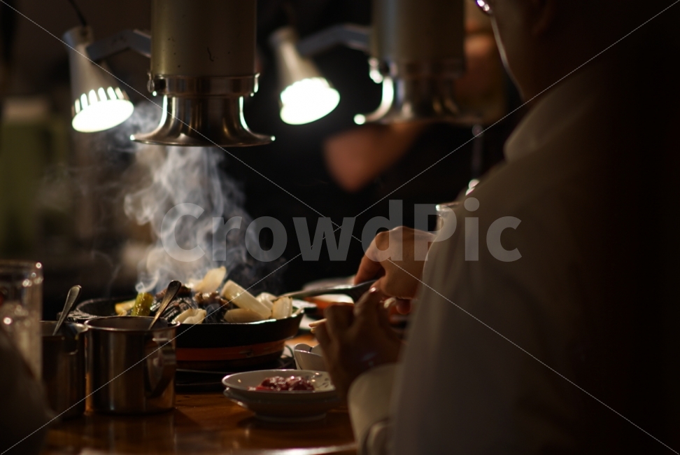 음식,일본,징기스칸,혼밥,식사,food,사람,인물,인간,human,person,음식,식재료,요리,food,cook,meal,dishes,food reserves,일식,일본음식,일본요리,Japanese food,Japanese dishes,Japanese meal,Japanese cook