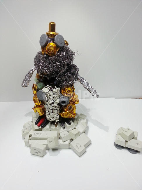 업사이클링,재활용,펭귄,쓰레기,upcycling,작품,조형물,키보드,용수철,금속,철,플라스틱,은박지,볼펜,수세미,고철,고물