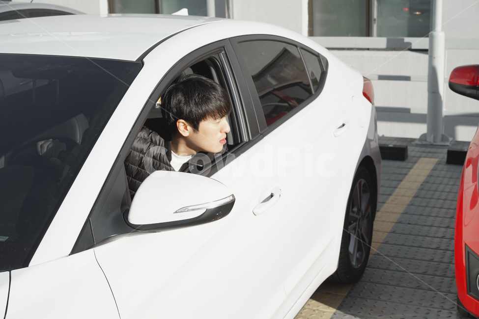 자동차,차량,차량사고,접촉사고,후방주차,주차,남자,사고차량,얼굴표정,감정표현,머리아픔,사람,인물,인간,human,person,남성,남자,man,male,교통,교통수단,traffic,transportation