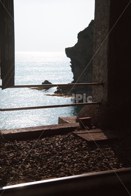 handrail,난간,유럽,바다,이탈리아,관광,관광지,파도,그림자,기찻길,세로,푸른,푸르른,광활한