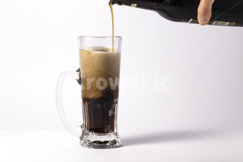 흑맥주,맥주,맥주잔,알콜,500,오백,술잔,투명,유리,손잡이,거품,손,맥주병,병,술병,한잔,술,주류,alcohol