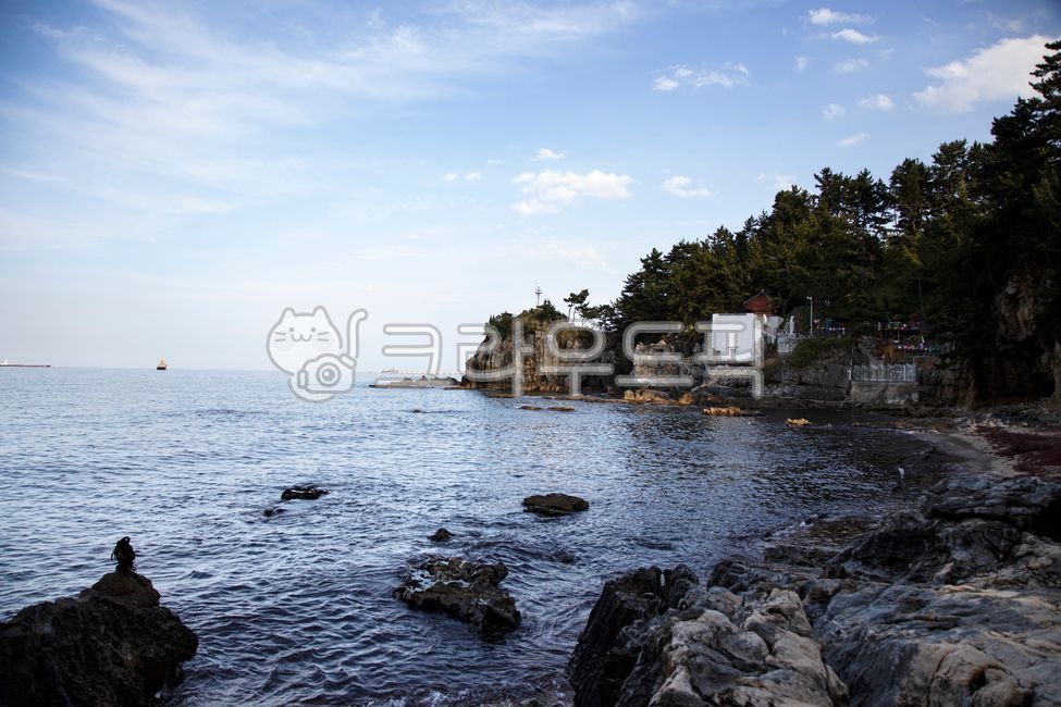 sky,waves,merchant ship,East coast,Gamchu Beach,Gamchusa Temple,watercraft,ship,clouds,Sea,Gamchu,East Sea sea,transportation,coast,horizon,Buddhism,rocks,background,temple,landscape