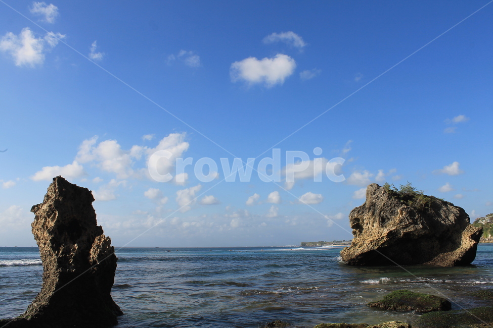 인도네시아,발리,해변,바다,바위,록,indonesia,bali,beach,sea,rock,rocks,sky,하늘,nature,자연,ocean,대양,자연,풍경,nature,landscape,outdoors,옥외,water,물,shoreline,해안선,land,땅,cliff,낭떠러지
