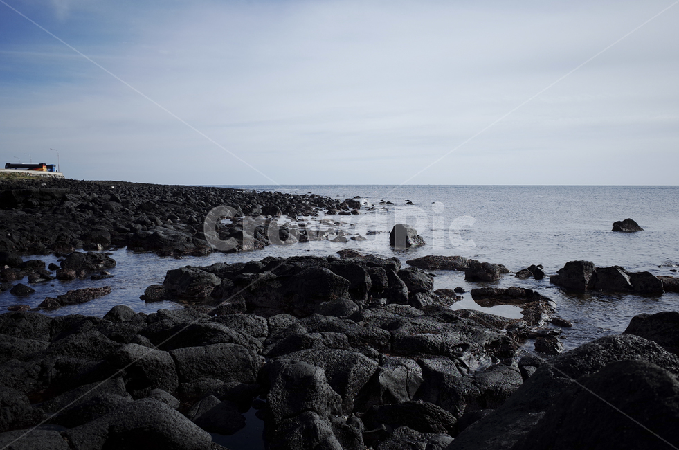 blue,sky,ocean,sea,water,바다,푸른하늘,하늘,푸른바다,shoreline,해안선,자연,곶,돌,현무암,자갈,beach,해변,stone,자연,풍경,nature,landscape