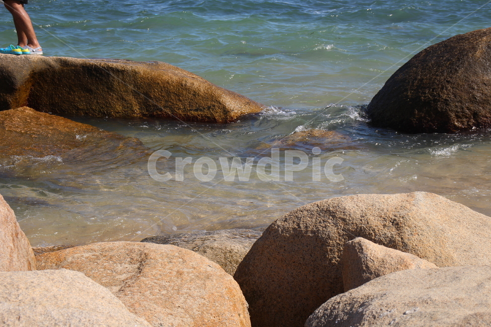 rock,water,물,sea,바다,outdoors,옥외,ocean,대양,nature,자연,person,사람,human,promontory,곶