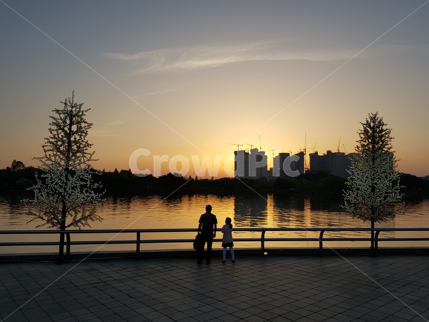 저녁,노을,호수,부녀,아빠와딸,도시,풍경,city,landscape,사람,인물,인간,human,person,가족,패밀리,family,banister,난간,handrail,railing