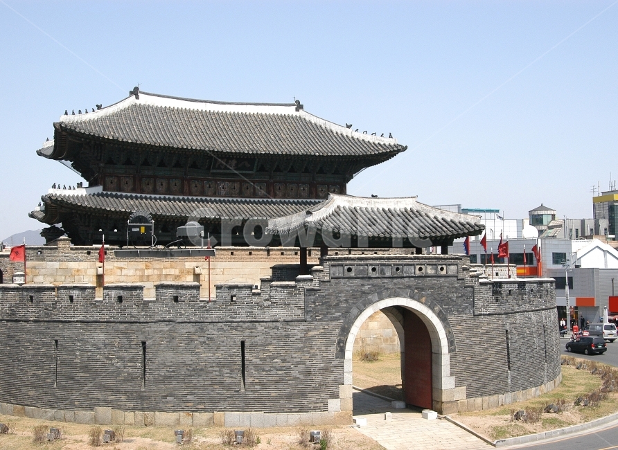 수원화성,팔달문,세계문화유산,문화유산,성,성문,문화재,보물,옹성,건축,건축물,전통건축,고건축,한국,전통,한국전통,역사,castle,fortress,한국전통,한국문화,korean traditional,korean culture,랜드마크,landmark,tourist attraction,한국랜드마크,한국관광지,한국명소,korea landmark,korea tourist attraction,건축물,건물외관,exterior,building,structure,architecture,construction