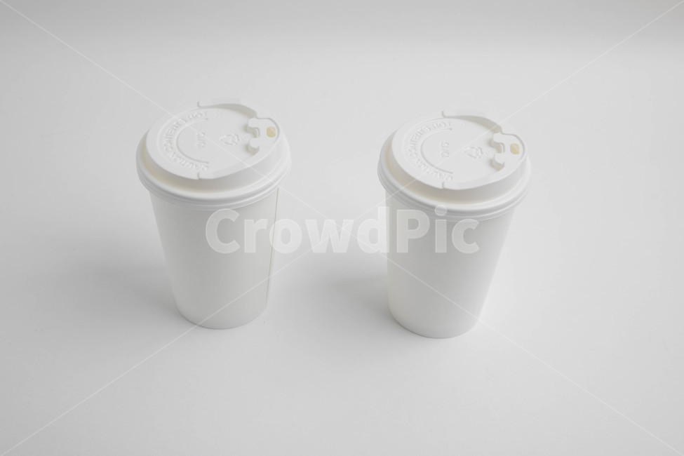 컵,종이컵,테이크아웃컵,커피,뚜껑,화이트,하얀,white,배열,직선,바라보다,나란히,앞에서,위에서,밑에서,배경,백그라운드,백그라운드배경,사물,물건,오브젝트,thing,object,matter,누끼,remove background