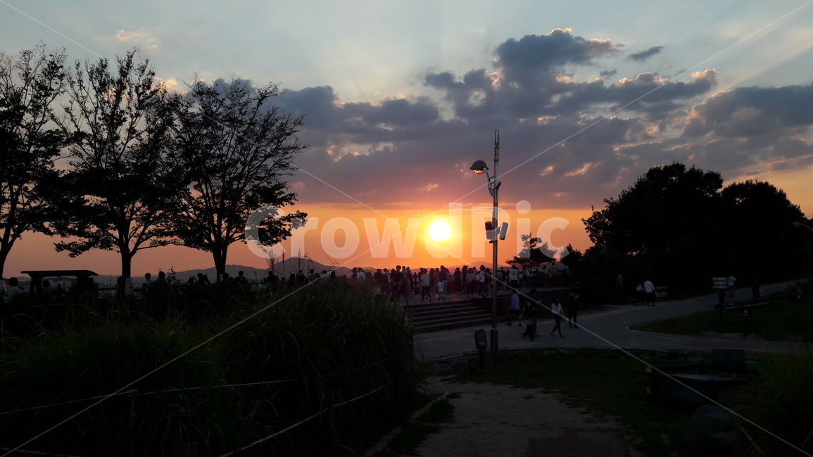 자연,하늘,신비로움,아름다움,붉은,자연,풍경,nature,landscape,사람들,대중,군중,other people,crowd,outdoors,옥외,sky,sunset,일몰,dusk,황혼,dawn,새벽,red sky,붉은 하늘
