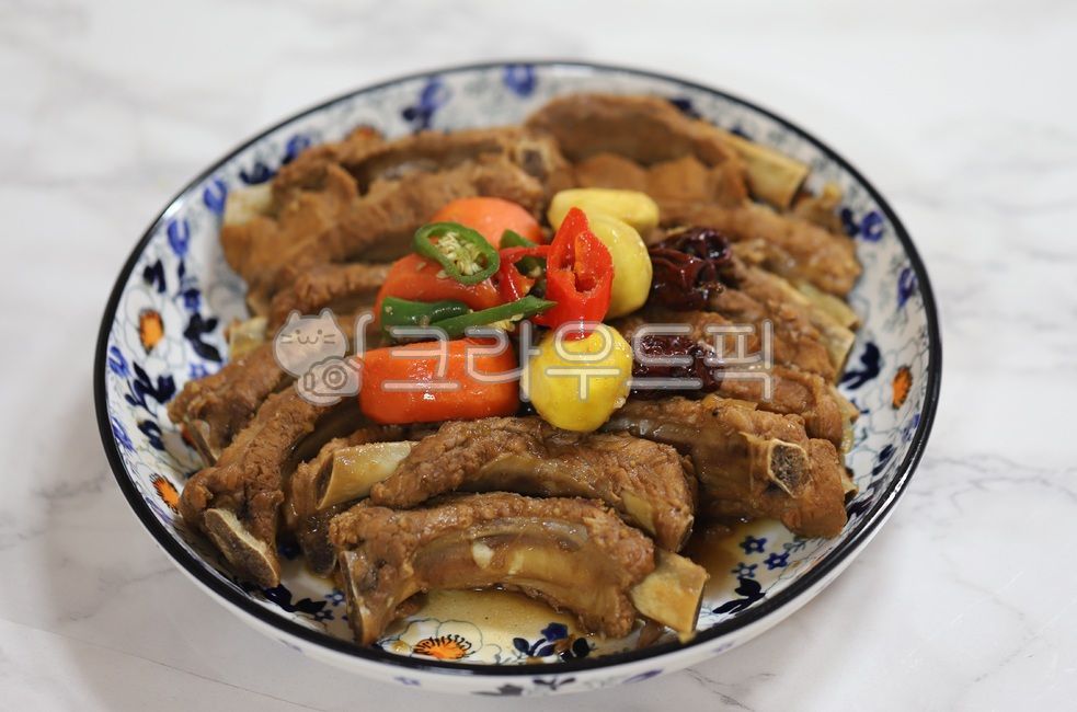 주황색,빨간색,접시,갈비,돼지갈비,육류,당근,대추,밤,동물,야채,porkribs,양념,식재료,안주,beverage,carrot,rib,seasoning,animal,lettuce,ingredient,dish,요리,food,음식,meal,식사,청고추,홍고추,한국음식,koreanfood,greenpaper,redpepper