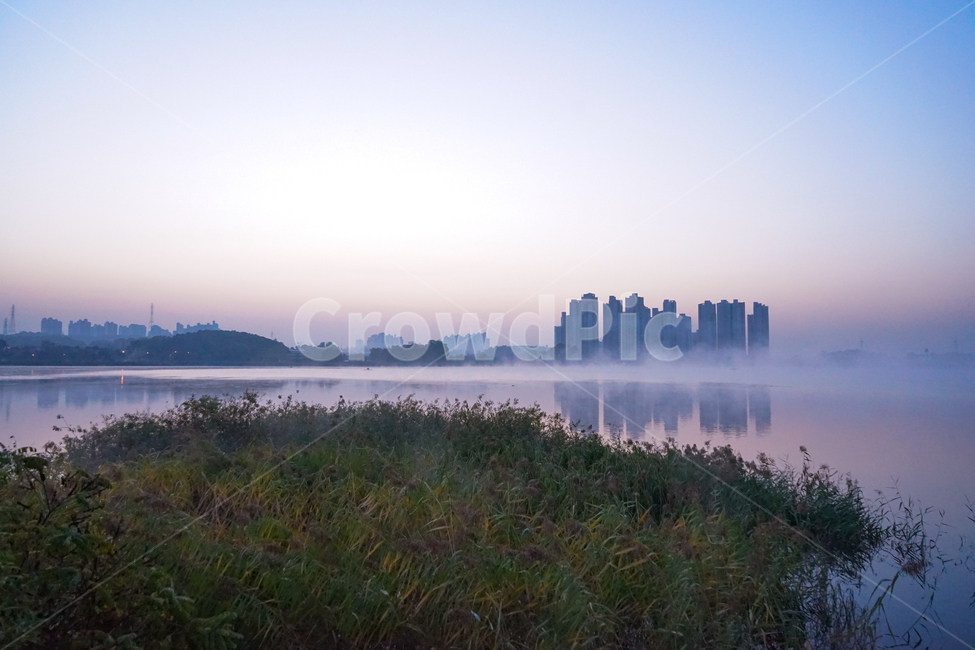 호수,안개,물안개,건물,반영,투영,풍경,여명,새벽,도시,풍경,city,landscape,한국도시풍경,한국도시경관,korea cityscape,nature,자연,outdoors,옥외,water,물,weather,날씨
