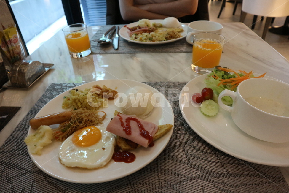 조식,브런치,아침식사,호텔조식,호텔링,계란,계란후라이,소세지,소시지,햄,호빵,케찹,뷔페,블랙퍼스트,건강식,음식,요리,접시,플레이팅,식기,호텔,호텔서비스,테이블보,아침,호텔식사,breakfast,brunch,hotel,hotelbreakfast,hotelmeal,food,cook,meal,egg,식품,식사,plating,sausage,table,dishes,juice,주스,drink,마실것,오렌지쥬스,쥬스,스프,야채,오렌지주스,beverage,음료
