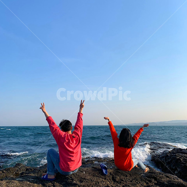 바다,동해바다,파란물,파란바다,파란하늘,맑은하늘,하늘,파란색,하늘색,여자,남자,파도,핑크색,분홍색,맨투맨,주황색,다홍색,데이트,커플,부부,여행,바다여행,봄,여름,바람