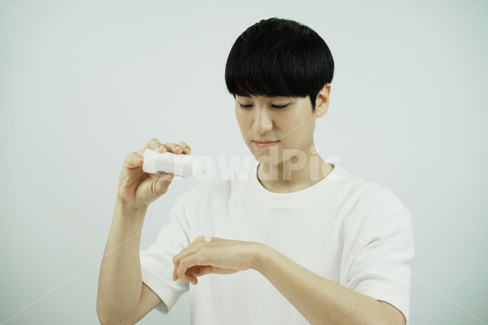 남자,뷰티,스킨케어,피부관리,화장품,로션,beauty,skincare,cosmetic,남성,lotion,그루밍족,사람,인물,인간,human,person,남성,남자,man,male,뷰티,미용,beauty treatment